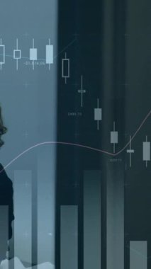 Genç hastasını muayene eden Asyalı erkek doktorun veri işleme animasyonu. Tıp, teknoloji ve dijital arayüz kavramı dijital olarak oluşturulmuş video.