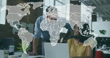 Bilgisayar ekranını gösteren ve dünya haritasının örtüşmesine neden olan adam, iş arkadaşları küresel iş verilerini inceliyor. İşbirliği, takım çalışması, yenilik, teknoloji, iletişim, profesyonellik, fütüristik