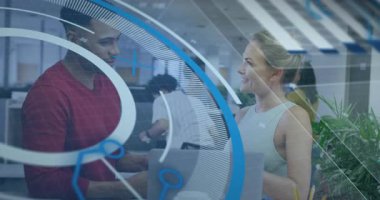 Telefonu dizüstü bilgisayara çeviren adam, senkronize eden kadın, dönen grafikler teknoloji işbirliği. Teknoloji, takım çalışması, yenilik, dijital, çalışma alanı, iletişim, modern