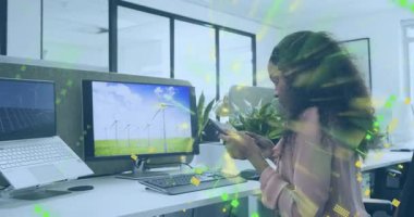 Ofis çalışanı telefon animasyon verilerini kontrol ediyor sonra da iş arkadaşına tablet verileri veriyor. Teknoloji, işbirliği, veri görselleştirme, yenilik, üretkenlik, modern, kurumsal