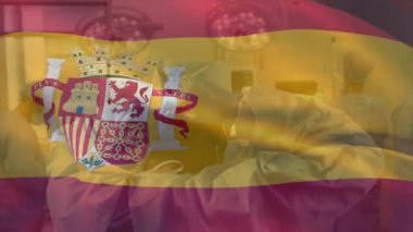 İspanyol bayrağı sallanıyor, hemşire şırıngayı alıyor ve aşı oluyor. Sağlık, bağışıklık, aşı, sağlık, profesyonellik, klinik, dezenfektan