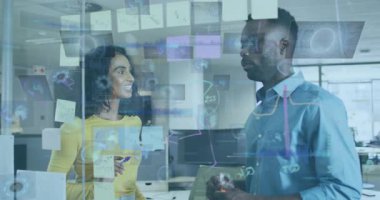 Proje yöneticisi tıkırtı çizelgesi ve analist cam üzerine çizim çizelgesi olarak fikir yazdı. İşbirliği, yenilik, beyin fırtınası, takım çalışması, teknoloji, iletişim, üretkenlik