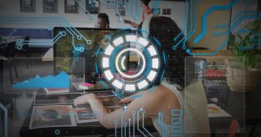 HUD görünümü kapladığında, tasarımcı dizayn analizi için baskı seçer ve nabız altında hizalanır. İşbirliği, yaratıcılık, yenilik, teknoloji, çalışma alanı, tasarım, analiz