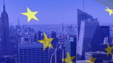 Açık hava çekimi, dalgalanan ve yükselen AB bayrağı, açık gökyüzü altında Manhattan ufuk çizgisini ortaya çıkarıyor. Gökdelenler, kentsel, hava, modern, manzara, kurumsal, vatansever