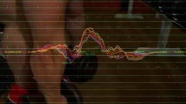 Erkek sporcu, dambılları kavrayıp, spor salonunda, görselleştiren grafiklerle baskı yapıyor. Kuvvet, fitness, antrenman, egzersiz, kaslar, spor salonu, atletizm