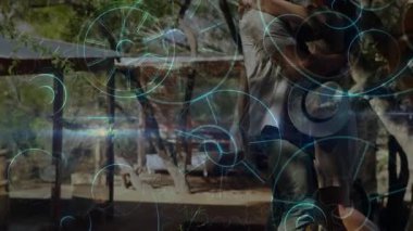 Teknisyen dairesel grafik animasyon güvertesi. Kadını erkek paylaşımıyla kucaklamaya çalışıyor. Romantik, samimiyet, doğa, konforlu, bağlantı, dinginlik, kırsal