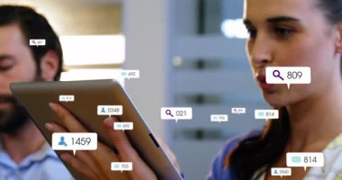 Tablet çalan ve yükselen bağlılık ölçümlerini gösteren animasyon iş veri simgeleri gösteren bir kadın. Dijital analitik, veri görselleştirme, iş büyümesi, takım çalışması, modern işyeri, teknoloji, profesyonel çevre