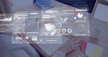 Yetişkin kadın profesyonel masaüstüne güç veren holografik finans grafikleri ve haritaları manipüle eden. Teknoloji, yenilik, veri görselleştirme, analitik, fütüristik, üretkenlik, kurumsal