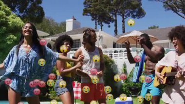 Arkadaşlar bahçede havuz başında sallanmaya başlıyor, animasyon emojiler sosyal medya için grupların etrafında dolanıyor. Eğlence, eğlence, coşku, iletişim, açık hava, kutlama, etkileşim