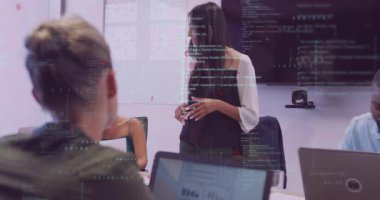 Kırmızı kalem kullanarak iş toplantısına katılan ve anahtar noktaları kod kaplamasıyla işaretleyen sunucu. İşbirliği, takım çalışması, profesyonel, modern, kurumsal, iletişim, strateji