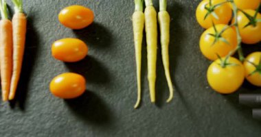 Gri yüzeyde havuç ve sebze kaplamalarına karşı yüzen sosyal medya simgelerinin animasyonu. Sosyal medya ağı ve yemek restoranı kavramı