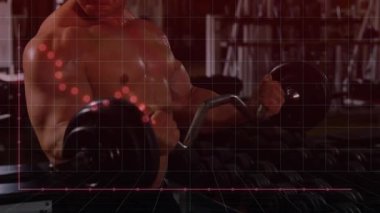 Fitness jimnastik salonunda EZ çubuğunu çeken adam, kırmızı ızgarayı aktifleştiriyor, kıvrım sırasında mermi yolu, izleme formu. Spor, güç, direnç, kas, eğitim, egzersiz, atletizm