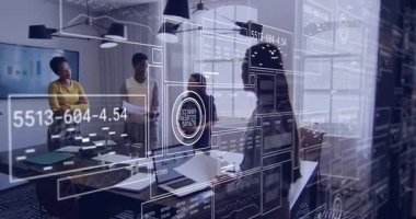 Meslektaşlarına doğru kayan sunucu raporu, iş toplantısı için veri örtüleri etkinleştiriliyor. Profesyonel, takım çalışması, veri, yenilik, işbirliği, modern, strateji