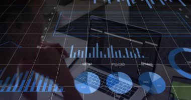 Kadın analist, bar grafik olarak iş verilerini ölçüyor. Çizelge tablosunu güncelliyor. Analizler, iş dünyası, görselleştirme, üretkenlik, zeka, dijital, kurumsal