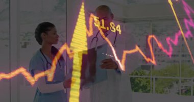 Hemşire ve doktor, animasyon çizelgesi veri analizinde kaybolurken göğüs röntgeni üzerinde çalışıyorlar. Tıbbi, sağlık, analiz, teşhis, işbirliği, profesyonel, yenilik