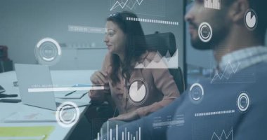 Kadın, iş toplantısında veri eğilimini sunarken el kaldırma çizelgesini örtüyor. İşbirliği, analitik, başlangıç, şirket, sunum, takım çalışması, yenilik