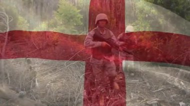 Ormanda lider olarak ilerleyen iki asker askeri eğitim için tüfeklere işaret veriyor. Savaş, strateji, kamuflaj, disiplin, takım çalışması, taktik, açık hava