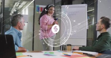 Sunucu tabloya doğru ilerliyor, dolar kaplamasını canlandırırken iş brifingine başlıyor. İşbirliği, strateji, yenilik, beyin fırtınası, büyüme, kurumsal, profesyonellik