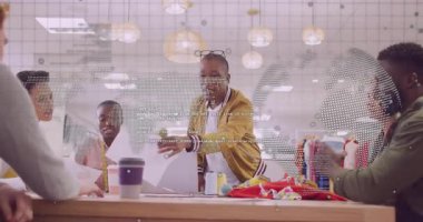 Adam bardakları kaldırıyor ve harita rehber incelemesi ile tasarım masasının etrafında parmak izlerini paylaşıyor. İşbirliği, takım çalışması, çalışma alanı, modern, yaratıcı, moda, tartışma