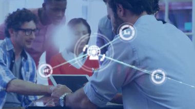 Takım tablete odaklanıyor ve akan simgelerle veri analizi için ağ görselleştirmesini başlatıyor. İşbirliği, teknoloji, veri, yenilik, modernlik, takım çalışması, analiz