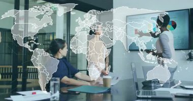 Sunucu, satış tahminlerini izleyen meslektaşlarıyla haritaları ve kıvılcım saçan dünya haritalarını gösteriyor. İş, işbirliği, veri, analitik, dijital, yenilik, takım çalışması