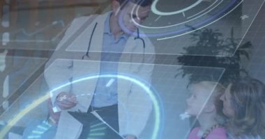 Doktor notları inceliyor ve veri darbelerini üst üste koyarken tıbbi konsültasyondaki sonraki adımları açıklıyor. Sağlık, teletıp, dijital sağlık, tıbbi danışma, profesyonel, analiz, hasta bakımı