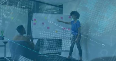 Güvertede pembe not seçen ve iş görüşmelerinde notları gruplandıran bir kadın iş arkadaşı girişini davet ediyor. İşbirliği, takım çalışması, beyin fırtınası, yenilik, modern, profesyonel, yaratıcı