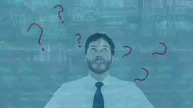 Kafkasyalı iş adamının düşüncesi üzerine veri işleme ve soru işaretlerinin animasyonu. Küresel iş, finans, bilgisayar ve veri işleme kavramı dijital olarak oluşturulmuş video.