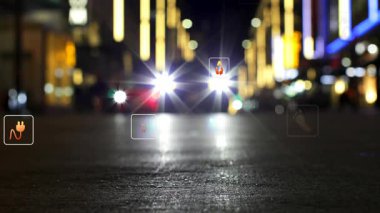 Gece şehir trafiğinin bulanık görüntüsüne karşı çoklu dijital simgelerin canlandırılması. Yenilenebilir ve sürdürülebilir enerji kavramı