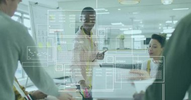 Ekip liderinin telefon göndermesi kağıt değiş tokuşuna ve veri analizlerinin nabzının üst üste binmesine neden oluyor. İşbirliği, takım çalışması, yenilik, dijital, analitik, beyin fırtınası, çalışma alanı