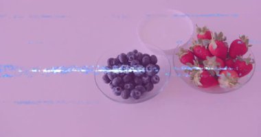 Arıza efekti, kaseleri süpürüp pembe yüzeyde böğürtlen ve krema tutan tarama hatlarını başlatıyor. Vitamin, meyve, tatlı, modern, dijital, soyut, estetik