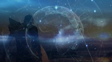 Sahil şeridinde duran gezgin, dünyayı aktive eden hologramı izliyor ve teknolojik verileri görselleştiriyor. Gelecek, macera, yenilik, keşif, teknoloji, dinginlik, bağlantı