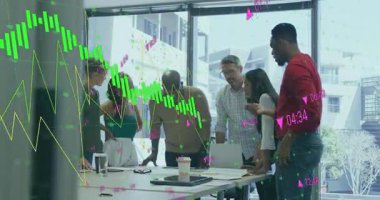 Borsa tablosu süpürme masasını kaplıyor iş planlama için dizüstü bilgisayarları inceleyen meslektaşlar çiziyor. İşbirliği, takım çalışması, veri analizi, beyin fırtınası, kurumsal, profesyonel, modern