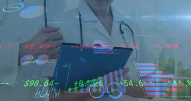 Panoya odaklanan doktorlar finansal örtüşmeler başlatıyor ve tablo güncellemelerini birlikte gözden geçiriyorlar. Tıbbi, analitik, modern, sağlık, işbirliği, teknoloji, profesyonel