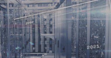 Veri merkezinde sunucu rafları ve kablo tepsileriyle koridorun üzerinde yüzen dijital örtüler gösteriliyor. Teknoloji, veri, ağ, altyapı, fütüristik, siber güvenlik, bulut hesaplama