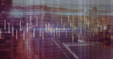 Alacakaranlıkta caddeyi yansıtan pencere üzerinde şamdan çubukları ve ızgara sütunlarıyla veri kaplaması gösteriliyor. Finansal, analitik, veri görselleştirme, modern, kentsel, teknoloji, soyut