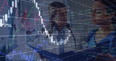 Tabletteki mum ve çizgi grafiklerini, hastane koridorundaki tıbbi personelin panolarını inceliyorum. Tıbbi, takım çalışması, profesyonel, geleceksel, sağlık, analiz, veri