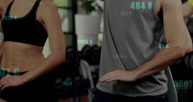 Spor kıyafetlerindeki spor meraklıları spor salonundaki dambılları halterlerle kaldırıyorlar. Atletik, güçlü, sağlıklı, kararlı, modern, dijital, işlevsel