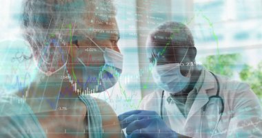 Doktor, klinikteki hastaya şırınga, steteskop, eldiven ve çizelge ile aşı veriyor. Sağlık, modernleşme, profesyonellik, analitik, teknoloji, refah, denetim