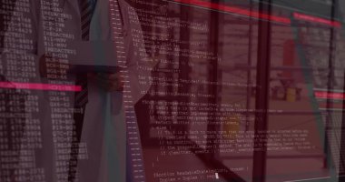 Ofisteki cam duvarlara yansıyan kodları jaluzi ile incelemek. Şirket, teknoloji, modern, yenilik, veri, analitik, çalışma alanı