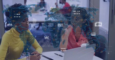 Dijital dünya haritası üst üste dizüstü bilgisayar ve belge kullanan iki kadın. Teknoloji, işbirliği, modern, veri, yenilik, profesyonel, iletişim