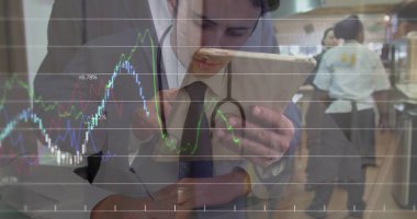 Laboratuvar önlüklü tablet doktorunu incelemek, mutfaktaki steteskop ve üstüste yerleştirilmiş grafikleri gösteren şefler. Klinik, analitik, modern, sağlık, işbirliği, yenilik, teknoloji