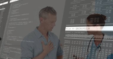 Stetoskop kodu ve şifreleme çubuğuyla klinikte gözlemleyen hasta. Tıbbi, teknoloji, dijital, sağlık, veri, analiz, tanı