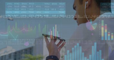 Finansal tabloları analiz etmek, akıllı telefon tutmak ve çatıda kulaklık takmak, kopyalama alanı. Teknoloji, finans, kentsel, modern, profesyonel, analitik, mobil