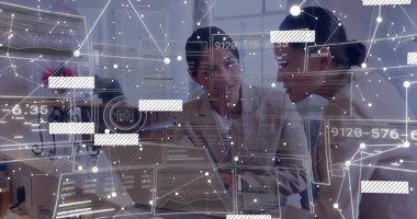 Spor ceketli iki iş kadını modern ofisteki veri örtülerini dizüstü bilgisayarlı yazıcılarla gözden geçiriyorlar. Profesyonel, işbirliği, dijital, analitik, modern, kurumsal, takım çalışması