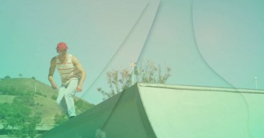 Kırmızı şapkalı ve çizgili kaykaycı kaykay parkındaki metal rampanın üstünde. Kopya alanı. Kentsel, ekstrem sporlar, dinamik, enerjik, açık hava, atletik, eğlence