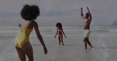 Mayo yürüyüşünde, yürüyüşte, kumlu sahil kıyısında okyanus dalgalarıyla kollarını kaldırarak aile oyunu oynamak. Deniz manzarası, kıyı şeridi, dinlenme, dinlenme, açık hava, yaz, sükunet.