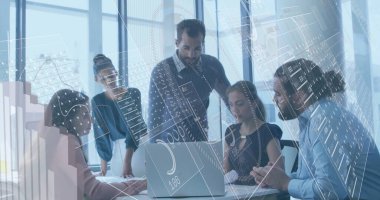 Bilgi işi ekibinin cam duvarlı toplantı odasında bilgisayar ve belgelerle işbirliği yapması. Takım, şirket, modern, yenilik, profesyonel, analitik, ofis