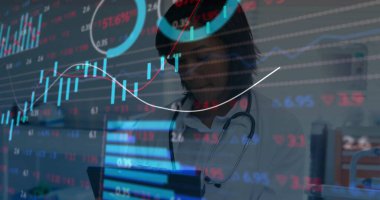 Klinikteki finansal verileri tablet cihaz ve stetoskopla yorumlayan doktor. Tıbbi, sağlık, veri, analiz, profesyonel, dijital, tanı