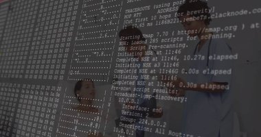 Laboratuvar önlüklü doktor muayene odasındaki hastaya tablet taramasını ve Nmap konsolunu açıklıyor. Sağlık, tanı, teknoloji, profesyonellik, danışma, tıbbi, analiz